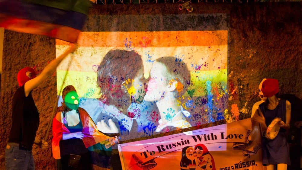 L'idée semée par la Russie, selon laquelle les droits des LGBTI sont des "valeurs occidentales" à rejeter, influence d'autres pays de la région, comme le Bélarus, l'Arménie, le Kazakhstan et le Kirghizistan. Sur la photo, un participant à la Rainbow Pride de Bratislava, en Slovaquie, brandit le portrait remanié du président russe Vladimir Poutine. © Amnesty International