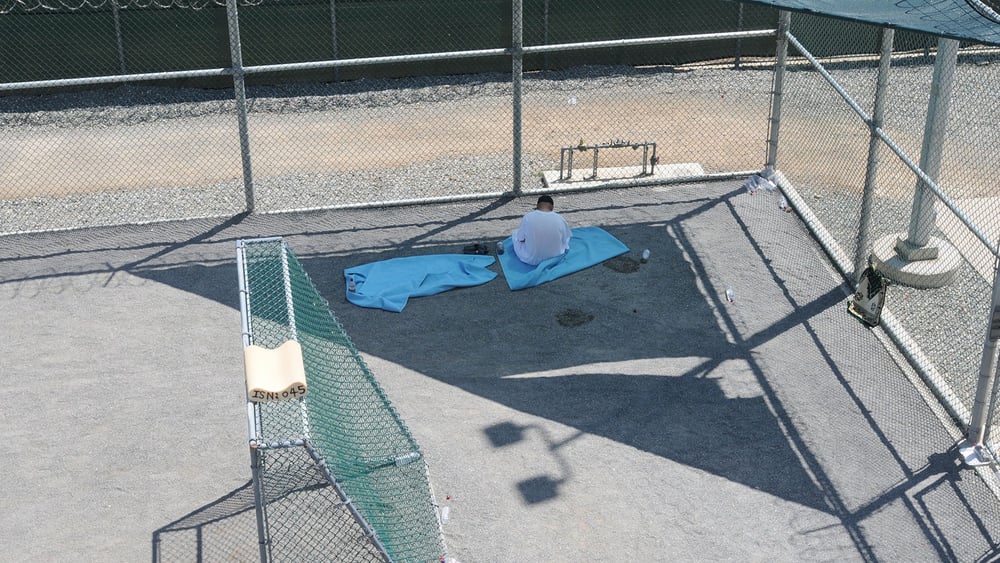 Un détenu assis dans la cour extérieure du centre de Guantánamo, le 18 mars 2011. © US DoD
