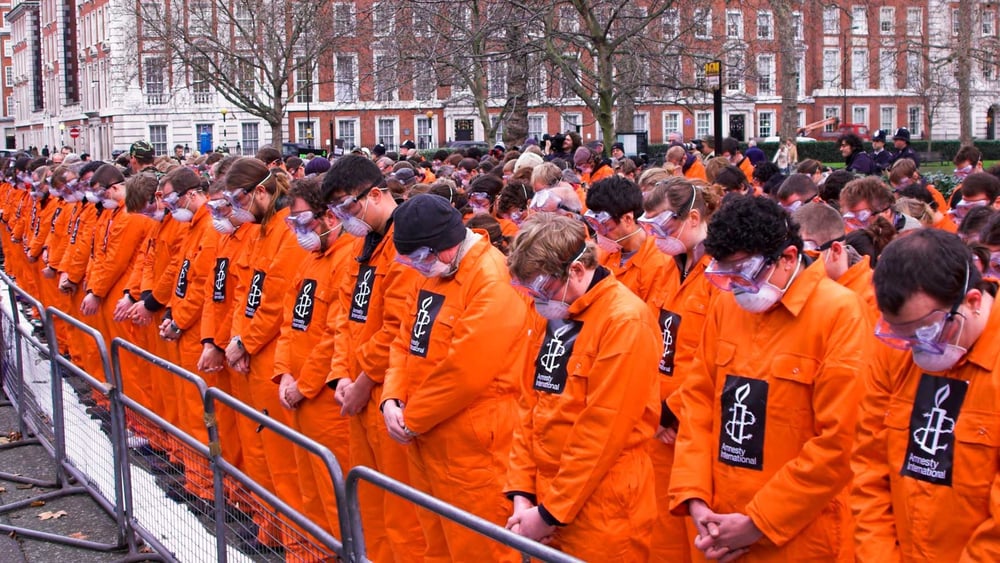 Des manifestants demandent la fermeture de la prison militaire de Guantánamo devant l'ambassade américaine à Londres. © Pres Panayotov / shutterstock.com
