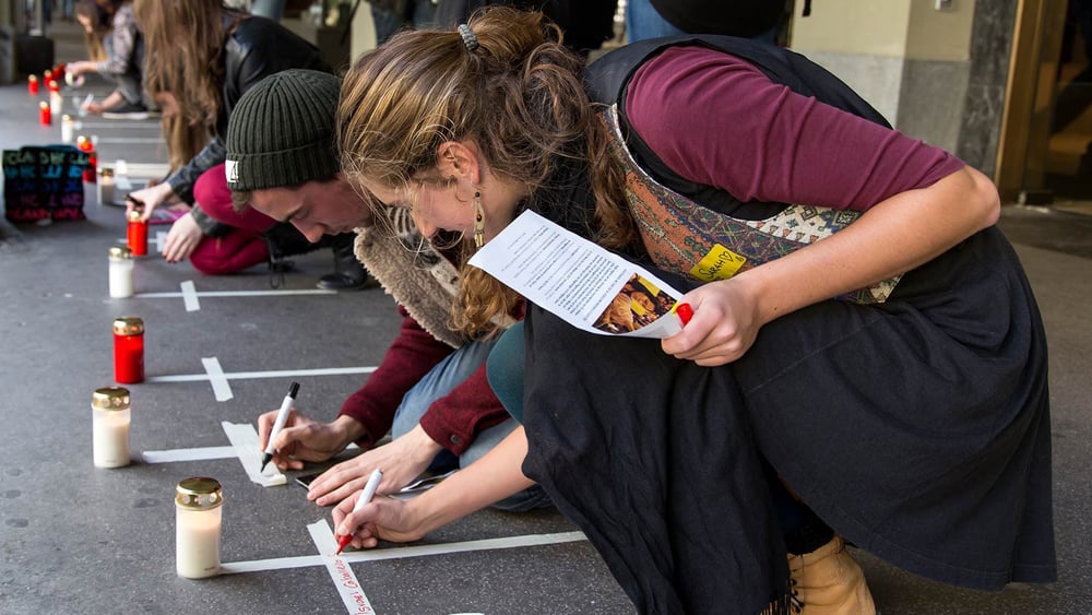 TRADUIRE Strassenaktion für die verschwunden Studenten von Ayotzinapa am End-of-Summer Weekend 2015 in Bern© Michael von Bergen