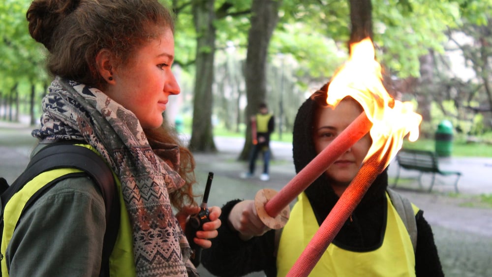 Remise de la flamme des droits humains durant l'action pour le lancement de la campagne Rio 2016 © Amnesty International