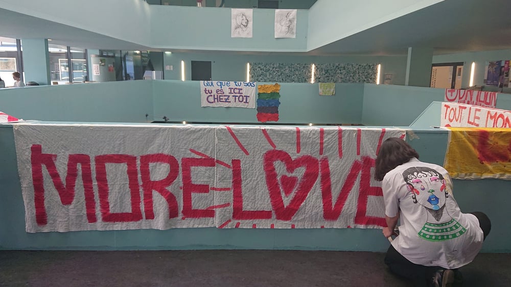 En réaction aux tags haineux qui ont recouvert les murs de leur gymnase, les jeunes ont répondu par des messages de bienveillance. © Amnesty International