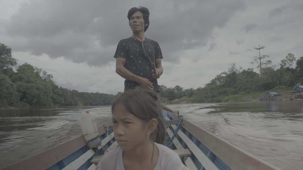 Un uomo e una ragazza si trovano su una canoa