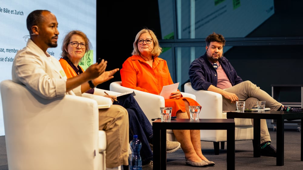 Da sinistra verso destra: Samson Yemane, vicepresidente della Commissione federale contro il razzismo, Katrin Meyer, professoressa di filosofia, Alexandra Karle (direttrice Amnesty Svizzera) e Dávid Vig (direttore Amnesty Ungheria) durante la tavola rotonda tenutasi durante l'Assemblea generale 2026 di Amnesty Svizzera.
