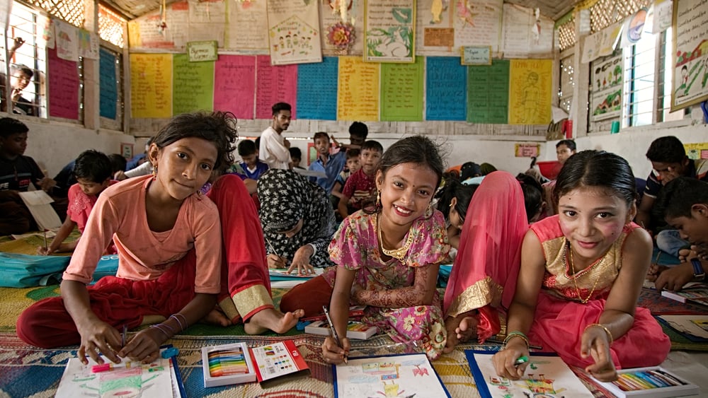 La gioia di alcune bambine Rohingya che partecipano a un progetto artistico organizzato da Amnesty nel campo profughi Cox's Bazar, in Bangladesh. ©UNICEF/SUJAN