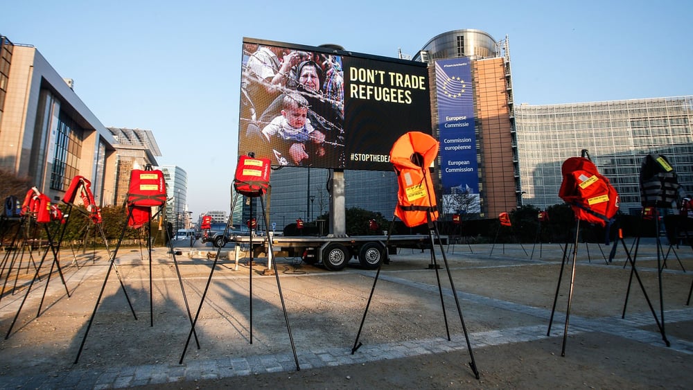 I rifugiati non sono merce di scambio! Azione di protesta davanti alla sede dell’UE contro l’accordo tra UE e Turchia. © Thierry Roge