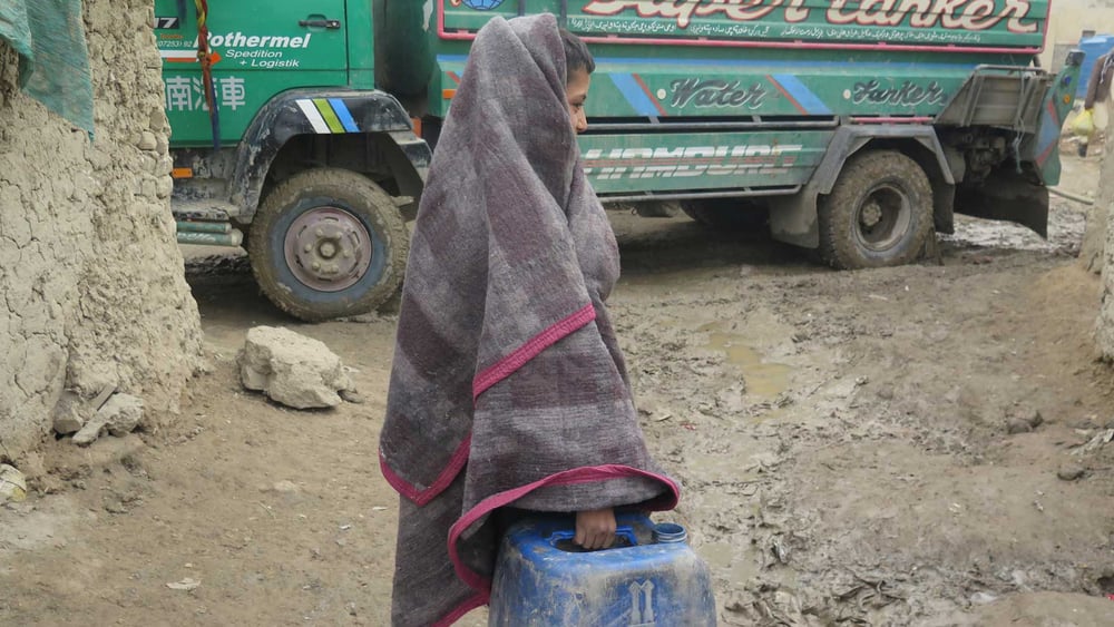 In Afghanistan ci sono più di un milione di sfollati interni, come questa ragazza che vive in un campo profughi vicino a Kabul.© Amnesty International