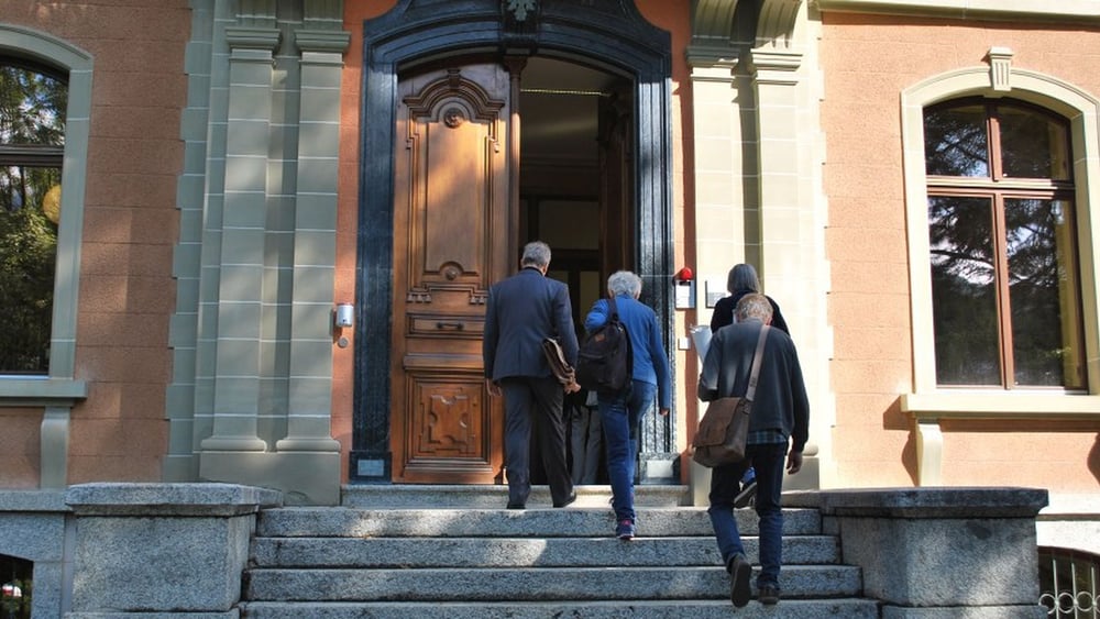 Anni Lanz e il suo avvocato entrano nel palazzo del Tribunale cantonale vallesano, 21 agosto 2019 © Amnesty International