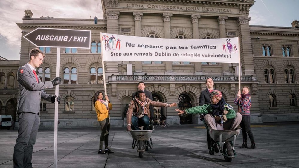 Azione durante la consegna delle firme a sostegno di una Svizzera più umana nell'applicazione del trattato di Dublino© bygabee.com