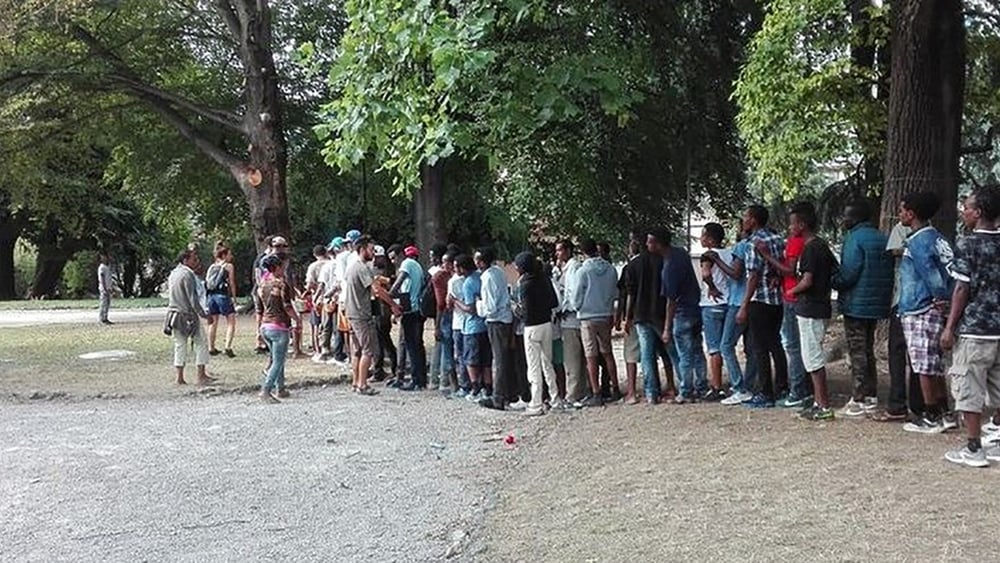 Migranti alla stazione di Como, frontiera sud della Svizzera © Elisa Maracani, AI Italia