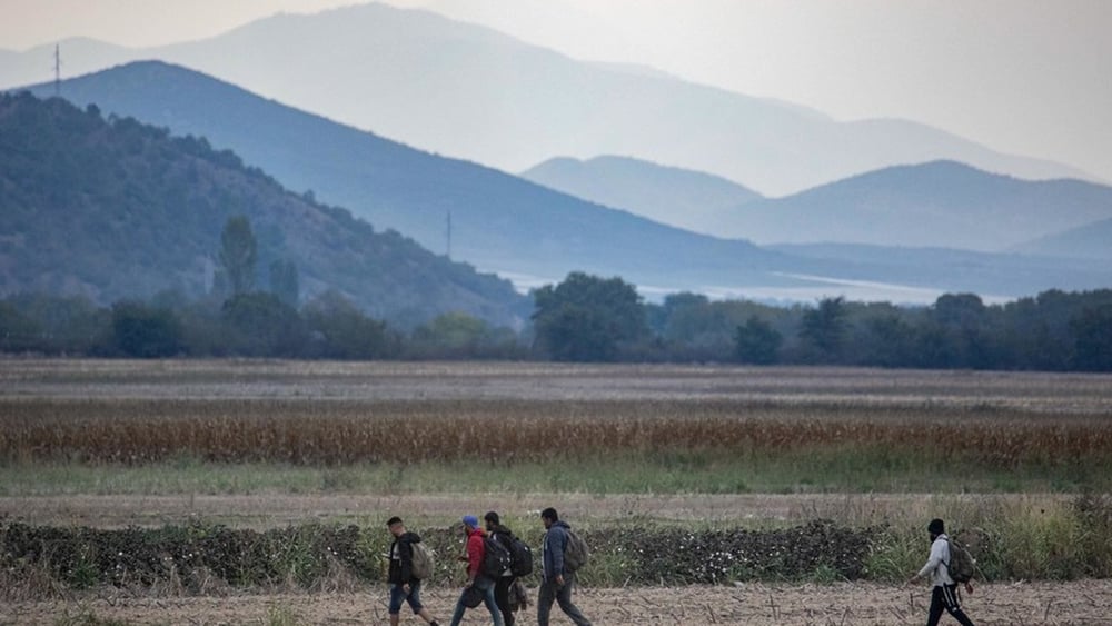Un gruppo di richiedenti asilo tenta di attraversare la frontiera tra Grecia e Macedonia del Nord per percorrere la rotta balcanica. Idomeni, Grecia, 6 ottobre 2021 © Nicolas Economou/NurPhoto