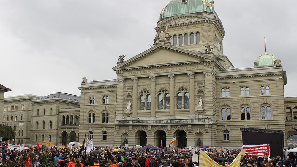Fino alle feste natalizie le persone non potranno radunarsi su piazza federale per manifestare. Il consiglio comunale della città di Berna ha annunciato che non autorizzerà manifestazioni politiche o cortei fino al 24 dicembre. © Amnesty Svizzera