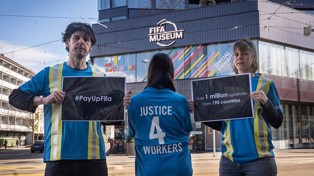 Il 9 marzo una delegazione di Amnesty Svizzera ha visitato il museo della FIFA a Zurigo per ricordare alla federazione i suoi obblighi verso i lavoratori migranti. © AICH