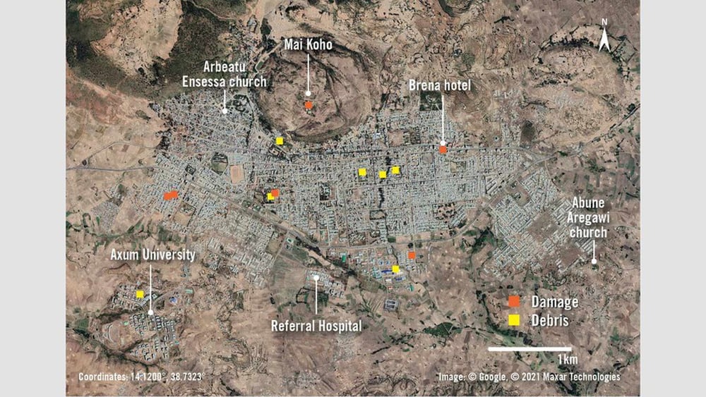 Una panoramica di Axum mostra le aree principali della città. Le strutture danneggiate dai bombardamenti e dagli attacchi aerei sono indicate da marcatori arancioni. Le aree con detriti significativi, probabilmente a causa di saccheggi, sono indicate da marcatori gialli.©google