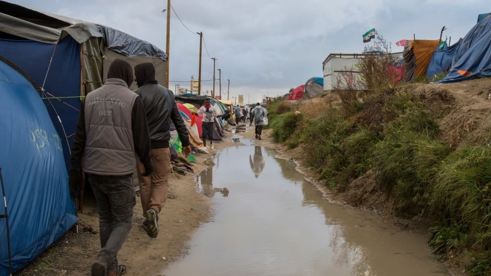 La "giungla" di Calais è stata smantellata nel 2016, ma un migliaio di persone vivono ancora nella zona © Richard Burton