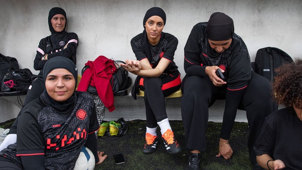 Le calciatrici del collettivo «Les Hijabeuses» si impegnano per l'annullamento del divieto del velo nel calcio francese. © Catalina Martin-Chico/Panos Pictures