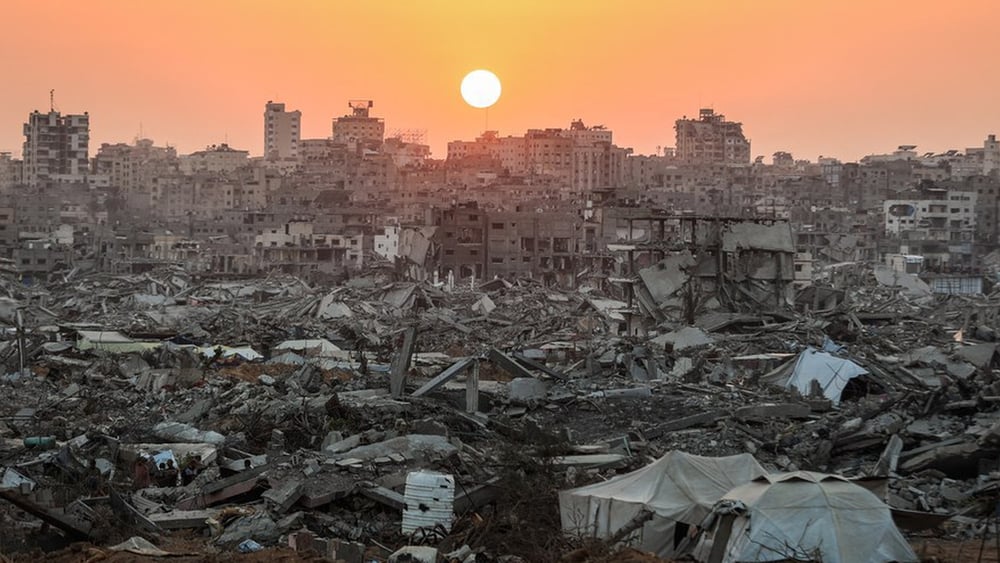 Il sole tramonta sul nord di Gaza il 7 novembre 2025. Il Programma alimentare delle Nazioni Unite ha chiesto l'apertura di tutti i valichi di frontiera verso la Striscia di Gaza per consentire il trasporto degli aiuti umanitari, aggiungendo che non è stata fornita alcuna motivazione per giustificare il mantenimento della chiusura dei valichi settentrionali con Israele. © OMAR AL-QATTAA/AFP via Getty Images