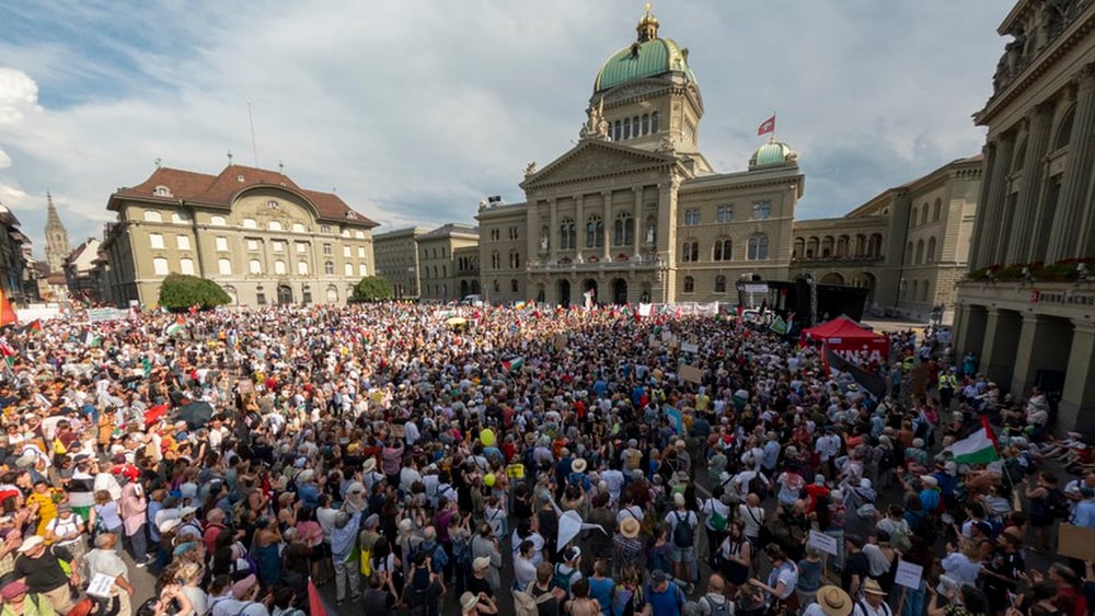 Numerose organizzazioni della società civile, come qui nel giugno 2025, si impegnano da molti anni a favore del rispetto dei diritti umani e del diritto internazionale umanitario a Gaza. © Lukas Erni