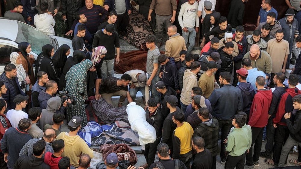 Persone riunite nel cortile dell’ospedale di Ahli Arab per il commiato dalle persone uccise nei bombardamenti israeliani sulla città di Gaza, il 18 marzo 2025. © OMAR AL-QATTAA/AFP via Getty Images