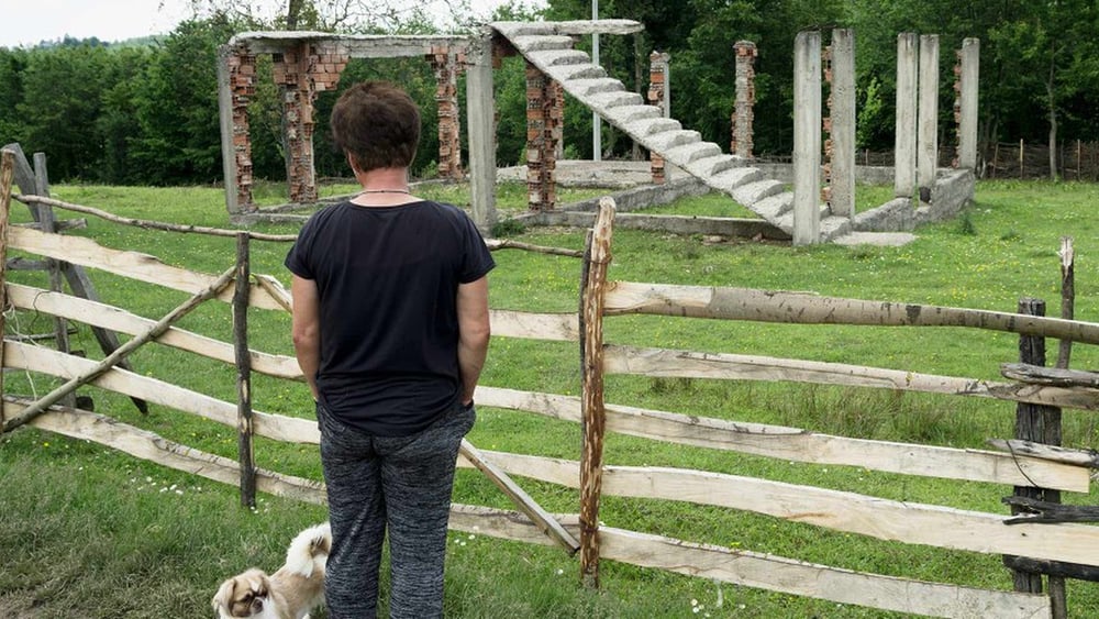 Una sopravvissuta davanti alle macerie della sua casa. Il sostegno dello stato e i programmi di aiuto arrivano raramente nelle campagne. © ZIYAHGAFIC