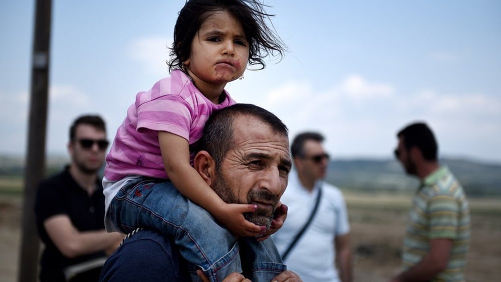 In Grecia, un siriano e sua figlia lasciano il campo di Indomeni dopo un’operazione di evacuazione della polizia greca. ©Shutterstock