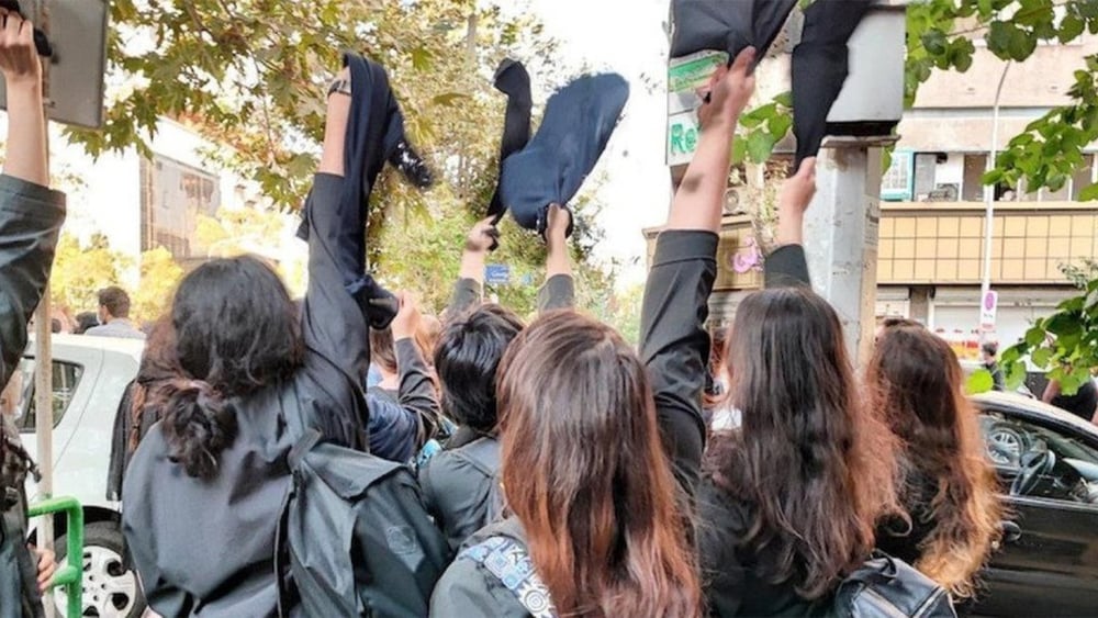 Protestare contro il velo obbligatorio come queste studentesse espone le iraniane a una brutale repressione da parte delle forze di polizia. © DR