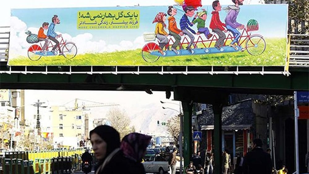 A Teheran grandi manifesti promuovono le famiglie numerose con slogan simili a questo: "La primavera non si accontenta di portare un solo fiore"© IRNA