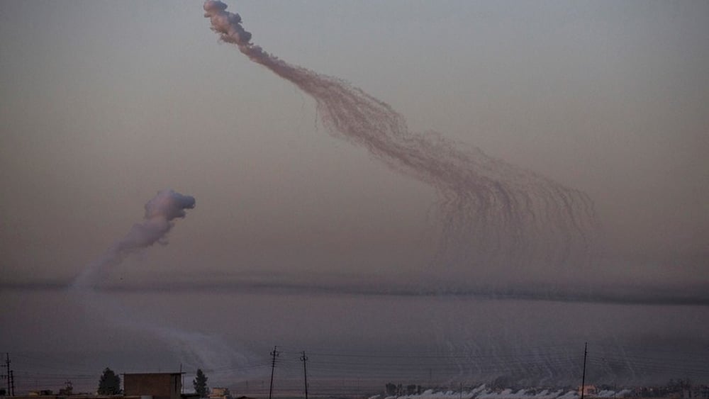 Fosforo bianco sopra una zona a nord di Karemlesh © Bryan Denton for The New York Times / Redux / eyevine