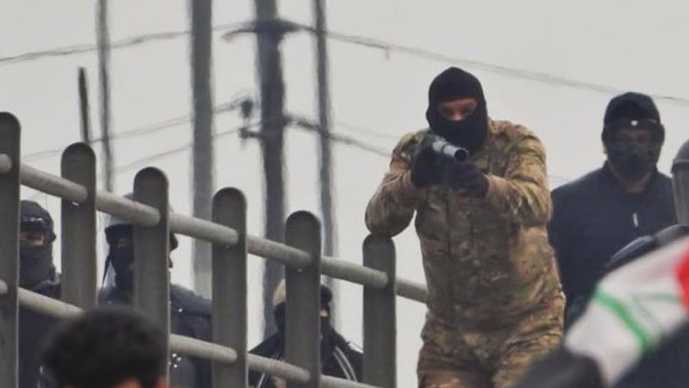 Le forze di sicurezza irachene prendono di mira i manifestanti su un ponte dell’autostrada Mohammed al-Qasim a Bagdad, il 21 gennaio 2020. @ Ali Dab Dab