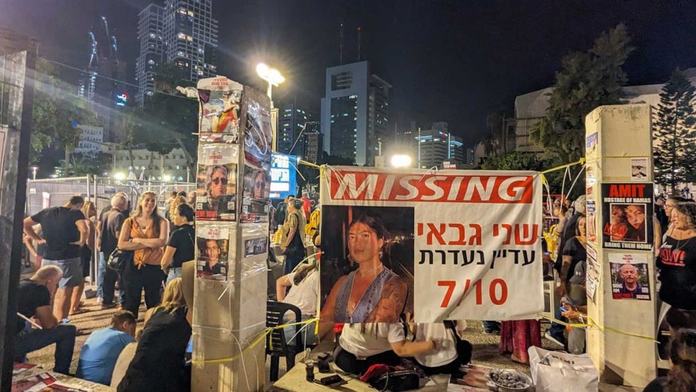 Manifestazione a sostegno delle persone tenute in ostaggio o scomparse, a Tel Aviv l’11 novembre 2023. Il grande manifesto centrale ritrae Shani Gabai, allora ancora considerata scomparsa. Undici giorni dopo questa manifestazione è stato annunciato che era stata identificata tra le persone uccise durante il Nova Music Festival. © Gil Naveh/ Amnesty International Israël