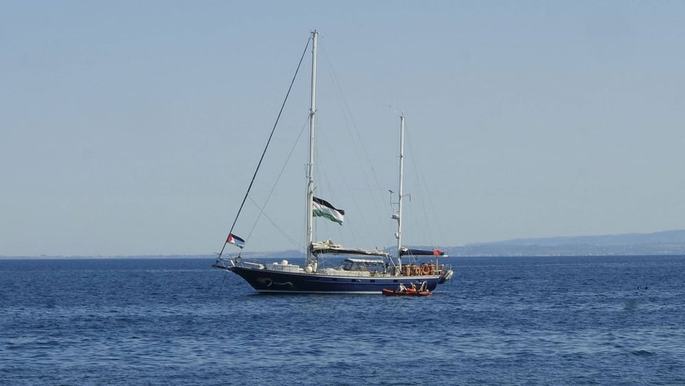 Una delle imbarcazioni parte della Global Sumud Flotilla al momento della partenza verso Gaza © IPA / ABACA / via imago