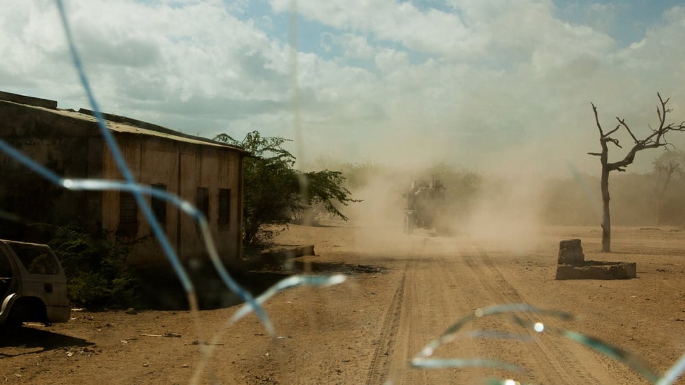 Vista attraverso il parabrezza di una portaerei corazzata durante il pattugliamento di routine dell'AMISOM a Qoryooley City, nella regione di Lower Shabelle, Somalia, 29 aprile 2014. © Private