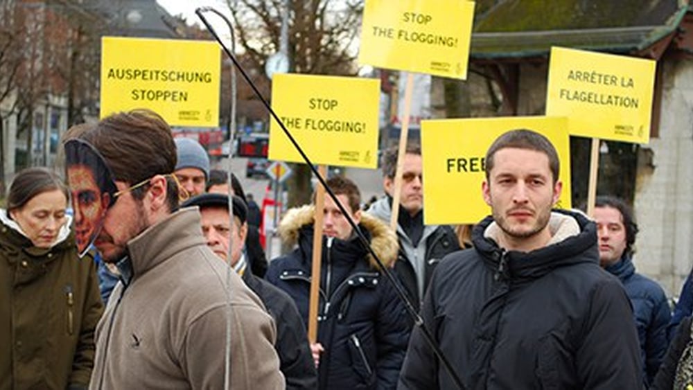 Una cinquantina di persone manifestano a Berna contro le frustate ai danni di Raif Badawi. © Amnesty International