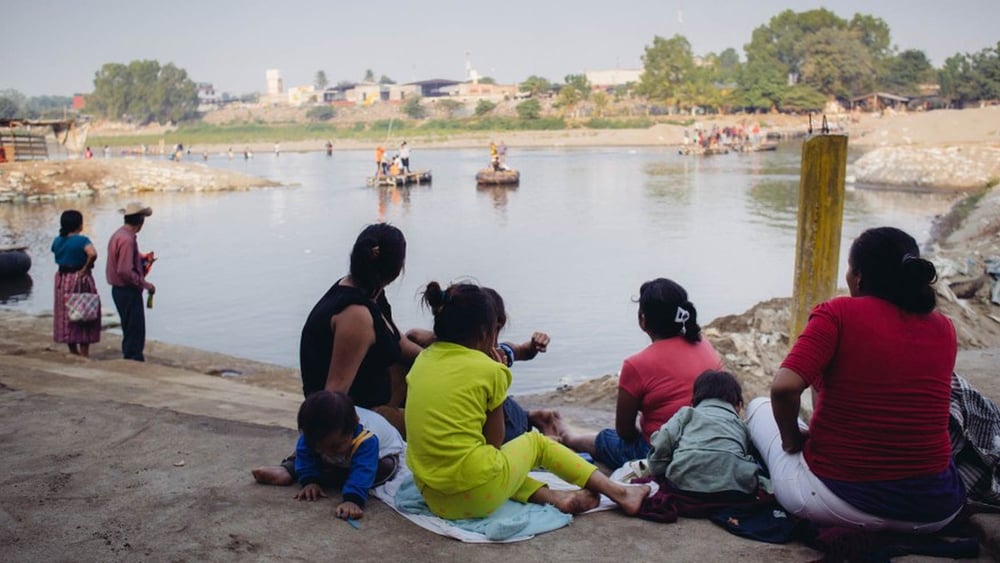 Come questa famiglia, bloccata alla frontiera tra Messico e Guatemala, numerosi abitanti di Honduras, El Salvador e Guatemala fuggono dall’insicurezza che regna nei loro paesi, sperando di trovare rifugio in Messico. © Amnesty International/Sergio Ortiz