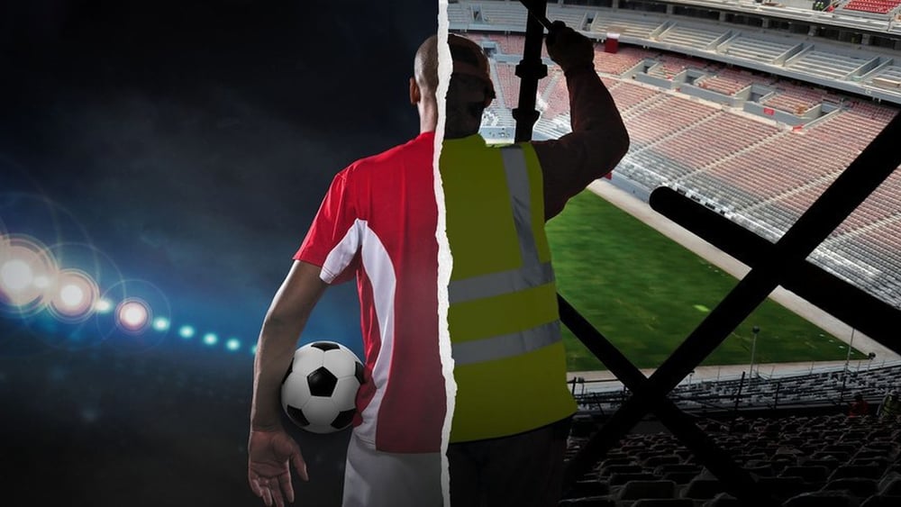 Lo spettacolo del calcio sulle spalle dei lavoratori: i Mondiali in Qatar pesano totalmente sulle spalle dei lavoratori migranti. ©Amnesty International