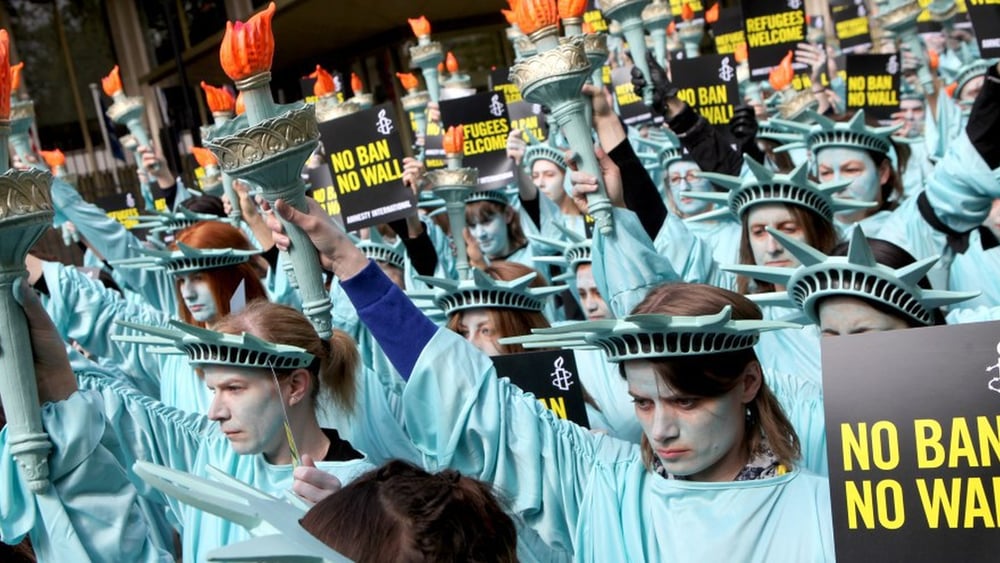 Un centinaio di statue della libertà hanno sfilato davanti all’Ambasciata statunitense a Londra, il 27 aprile 2017, per segnare i primi 100 giorni della presidenza Trump. © Marie-Anne Ventoura/Amnesty UK