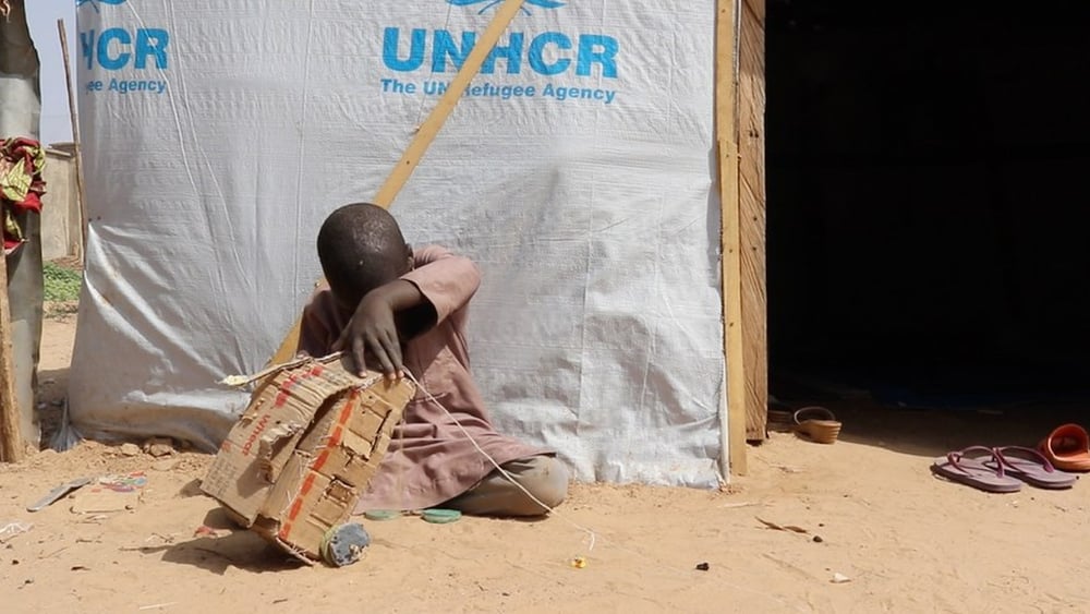 Un ragazzino gioca fuori dal suo rifugio in un campo per sfollati fuori Maiduguri, nello Stato di Borno, Nigeria, nel gennaio 2020. Più di due milioni di persone sono sfollate all'interno del paese a causa dell'annoso conflitto tra l'esercito nigeriano e Boko Haram. © AI