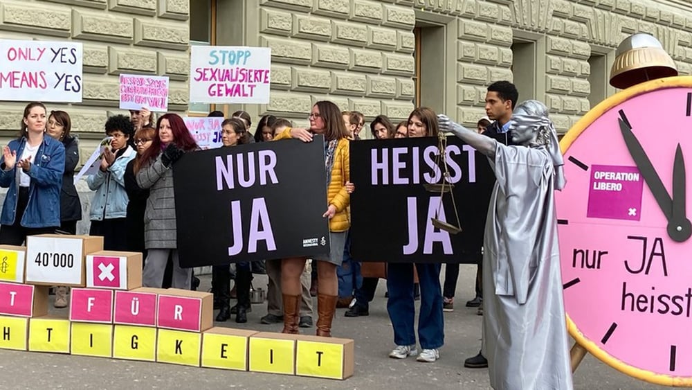 Berna, 21 novembre 2022: attiviste/i e parlamentari si sono riuniti davanti a Palazzo federale per consegnare la petizione firmata da oltre 40 000 persone per chiedere al Parlamento di iscrivre il consenso nel Codice penale in materia di reati sessuali. © AICH