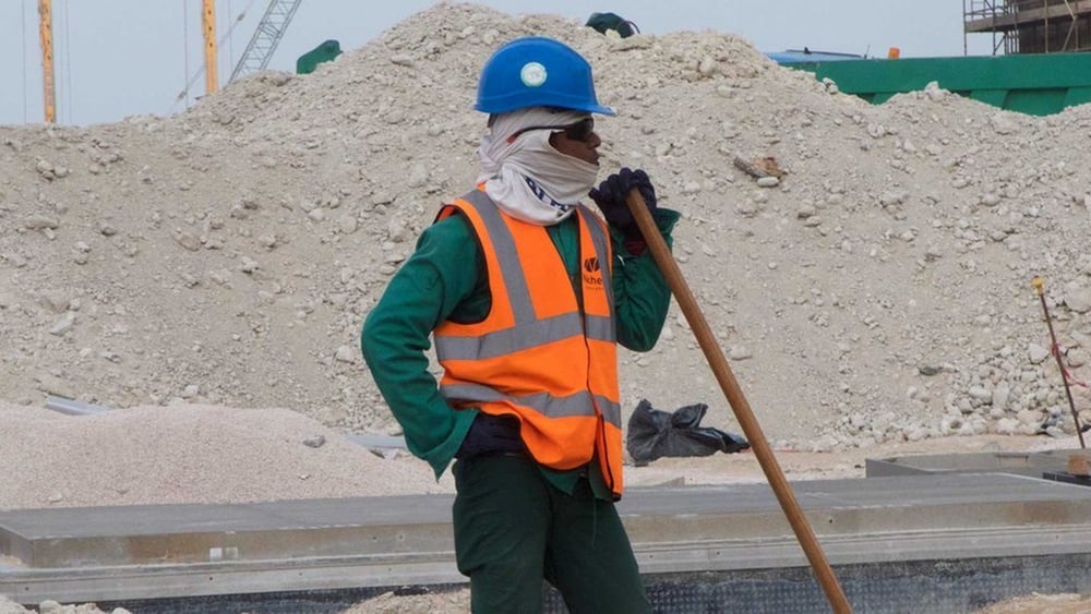 I lavoratori, in particolare quelli impegnati nella costruzione degli stadi e delle infrastrutture della Coppa del mondo di calcio, sono esposti al pericolo di lavoro forzato.  © Amnesty International