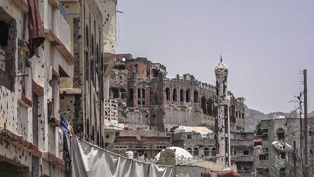 Moschea distrutta e quartiere bombardato di Taiz, agosto 2018. © Anasalhadj / shutterstock.com