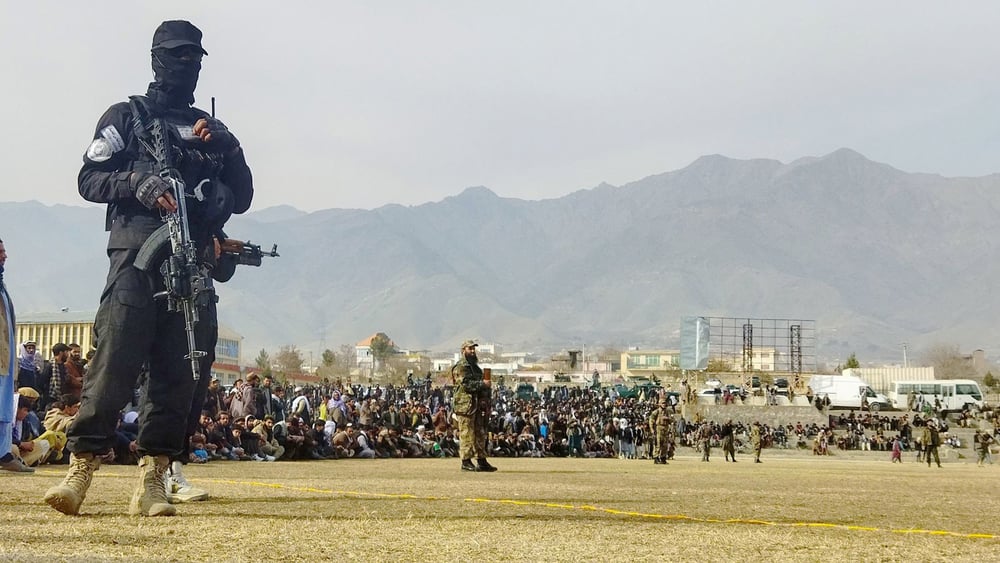 Le forze di sicurezza dei talebani montano la guardia mentre alcune persone assistono a una fustigazione pubblica in uno stadio di calcio nella città di Charikar, nella provincia di Parwan, l'8 dicembre 2022. © AFP via Getty Images