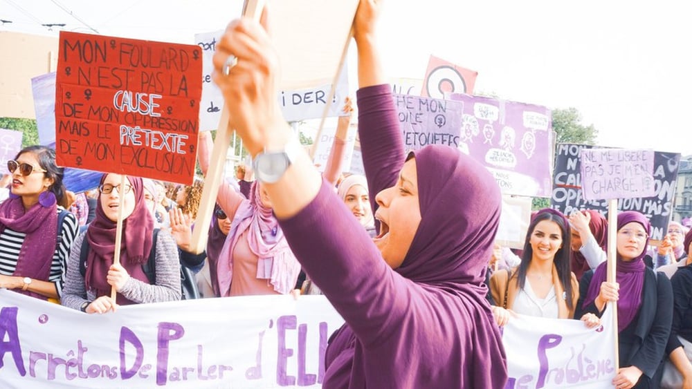 Nel 2021 il popolo svizzero ha accettato a stretta maggioranza di vietare il burqa nei luoghi pubblici. Durante una manifestazione a Ginevra, il collettivo "Foulards violets" denunciava l'iniziativa islamofoba, che manca i suoi obiettivi.© Aïda Hammad