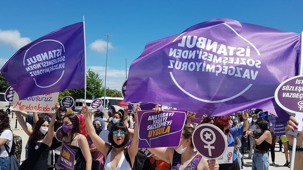 Giugno 2021: in tutto il paese delle persone hanno protestato contro il ritiro della Turchia dalla Convenzione di Istanbul. © Amnesty International