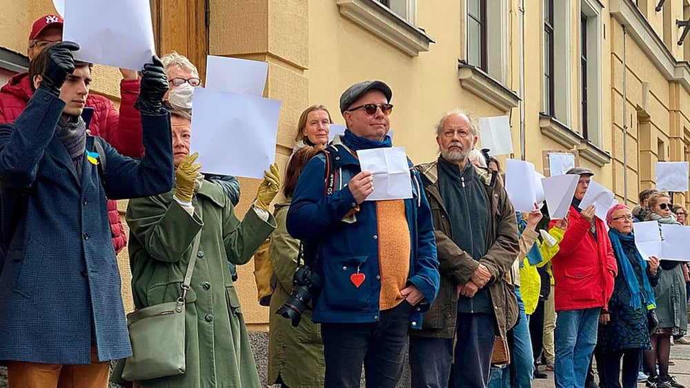 Attivisti di Amnesty Finlandia manifestano davanti all’Ambasciata russa nel paese a sostegno della libertà di espressione. © Amnesty International Finlandia / Tomi Asi-kainen