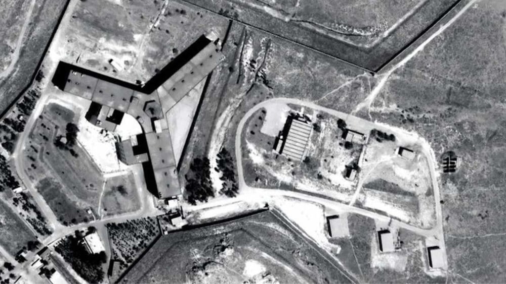 La prigione militare di Saydnaya è situata a 30 km al nord di Damasco, in Siria. La prigione è sotto la giurisdizione del ministro della difesa ed è gestita dalla polizia militare. Saydnaya è diventata celebre per l’impiego della tortura e della forza eccessiva in seguito a una rivolta di detenuto nel 2008. ©Digitalglobe 2016