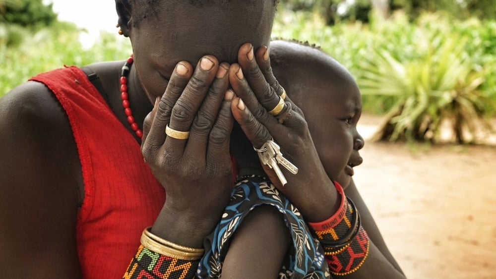 Madre e figlio sono stati costretti a fuggire dal proprio villaggio, nel Leer, per fuggire alle persecuzioni © Amnesty International