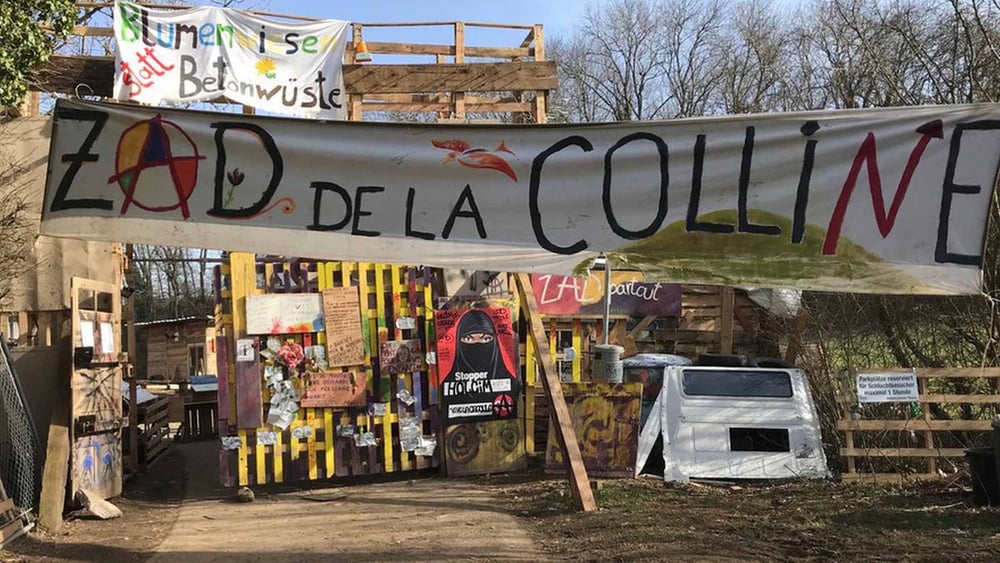La collina del Mormont, a Eclépens (VD), è stata occupata da attivisti ecologisti. Oltre 150 di loro sono stati momentaneamente arrestati.  © Dodoïste /wikicommons