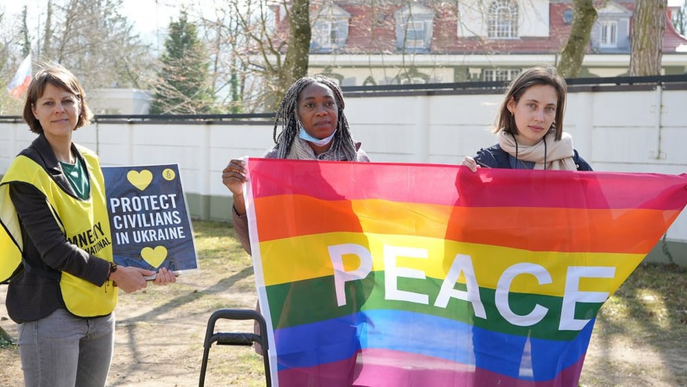 Consegna di una petizione che chiede la fine della guerra in Ucraina all'Ambasciata di Russia a Berna, marzo 2022. Questa azione è costata una multa a una collaboratrice di Amnesty. © Amnesty International