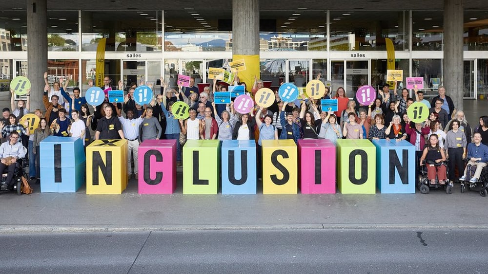 Durante l'annuale Assemblea Generale i membri di Amnesty Svizzera hanno vitato per la protezione delle persone a Gaza e per un sostegno attivo all'Iniziativa per l'inclusione in Svizzera. © jakobineichen.ch