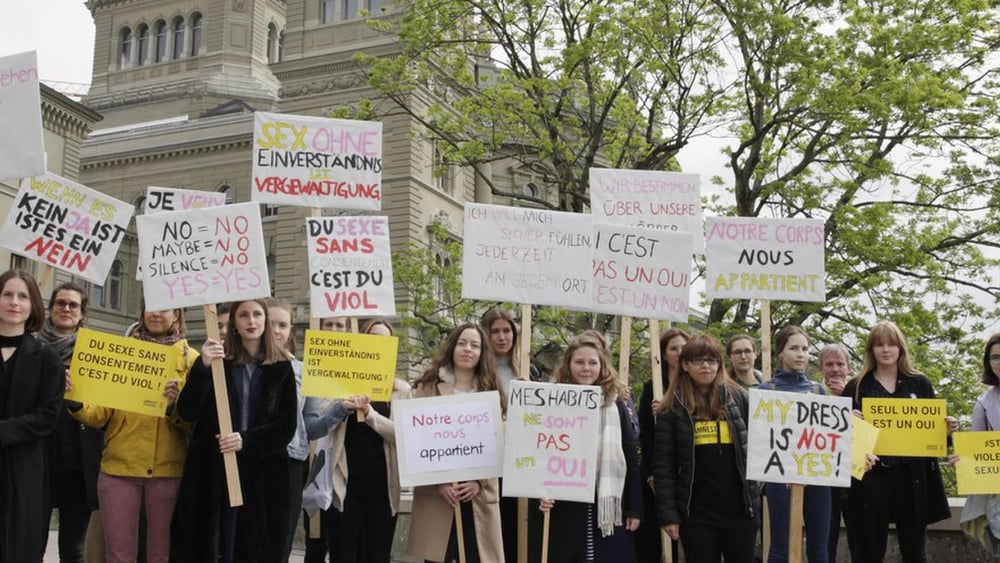 Attiviste e attivisti di Amnesty Svizzera chiedono una riforma della definizione di stupro nel Codice penale: azione davanti a Palazzo federale, 21 maggio 2019. © AI Svizzera